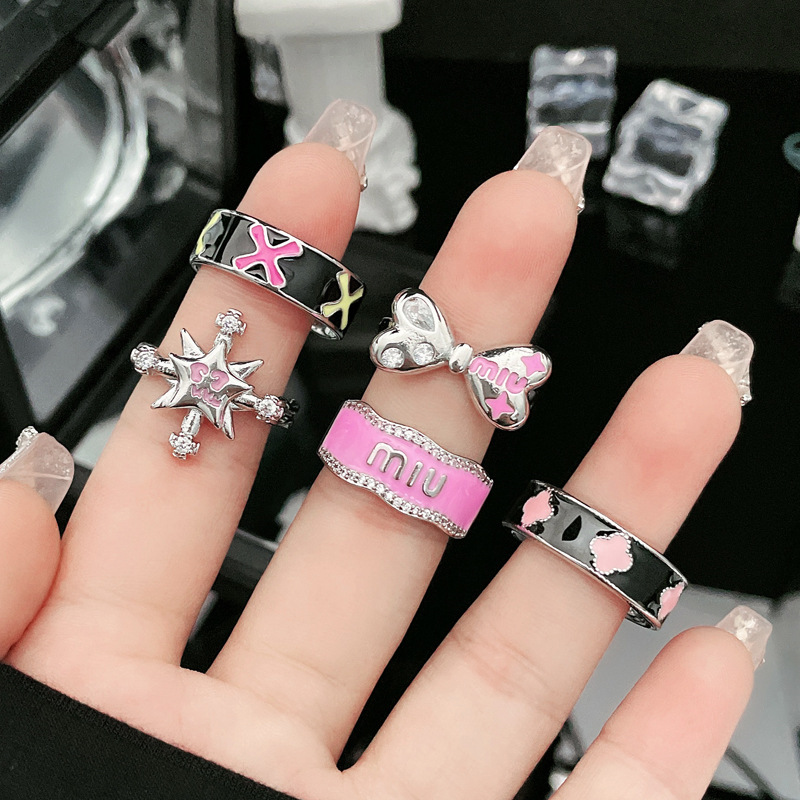 This is a fashionable heart-shaped cross open ring with a touch of glaze from Europe and America. It is a sweet and cool index finger ring for a girl with a cold style on Instagram Specification drawing