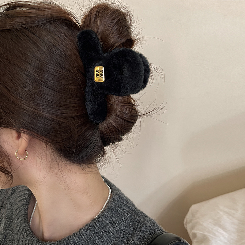 Winter plush claw clip for women 2025 New large updo shark clip, high-end hairpin, back clip headwear Application Scenario