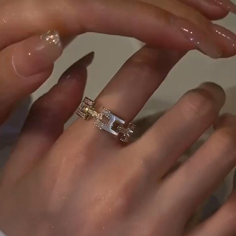 The ring is designed for women, featuring a niche, fashionable and individual style. It is a new, cool and trendy ring with a cool and high-end feel. It is a light luxury index ring Item Picture