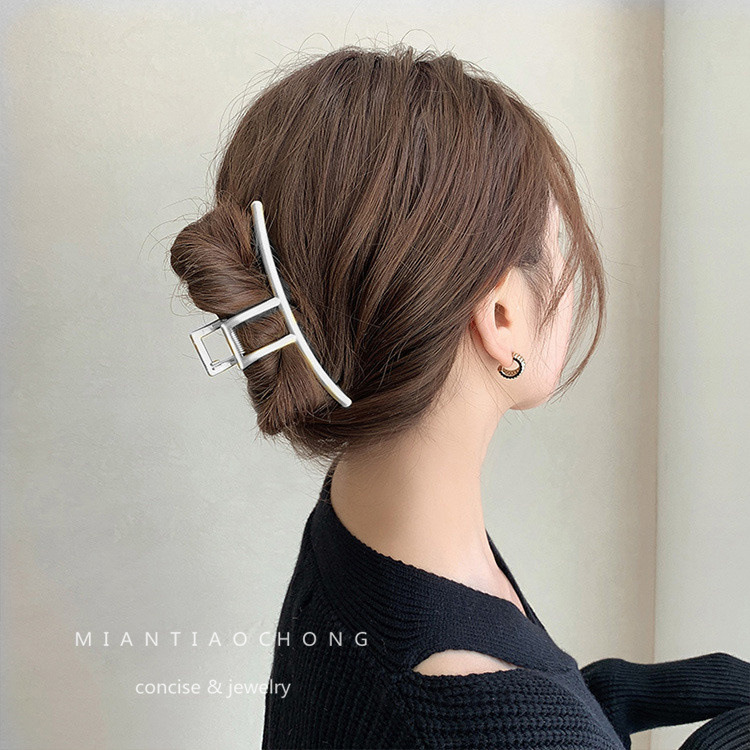 Simple and elegant metal grabber for women, large shark hairpin at the back of the head, 2025 new style clip headwear hairpin Application Scenario