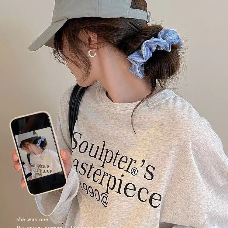 The gentle striped large intestine hair band exudes a high-end feminine charm. The loose, plain Korean-style bun hair band is elegant and refined details Picture