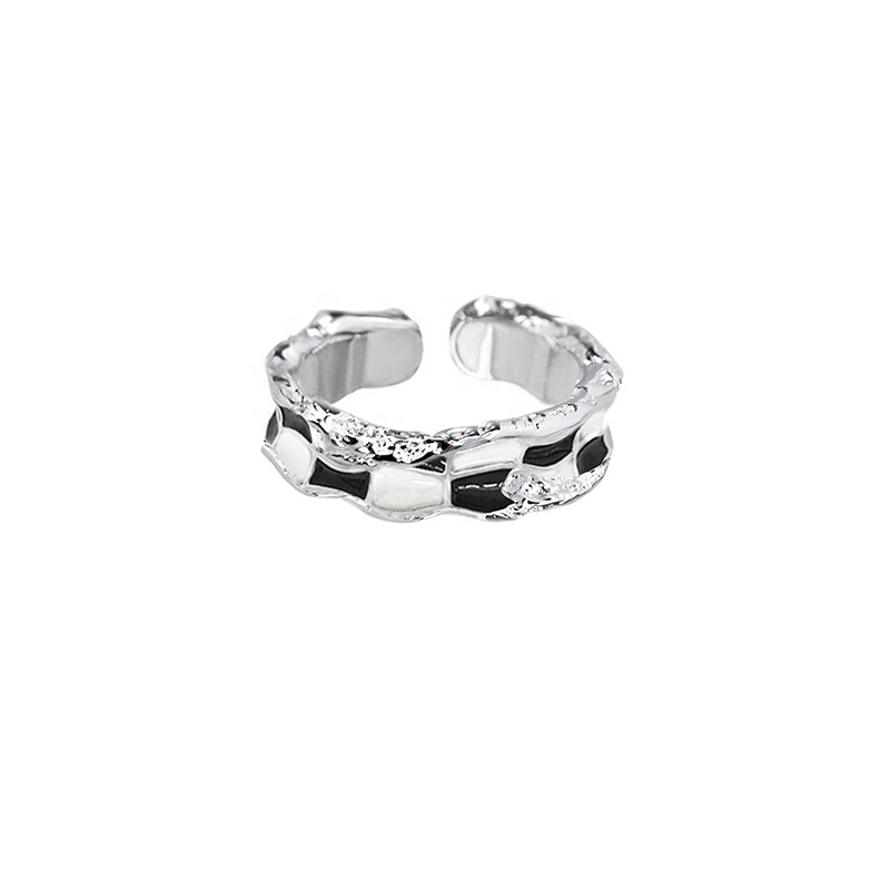 A simple and light luxury design sense black and white checkered glaze open ring for women's Instagram cold style, a niche couple ring details Picture