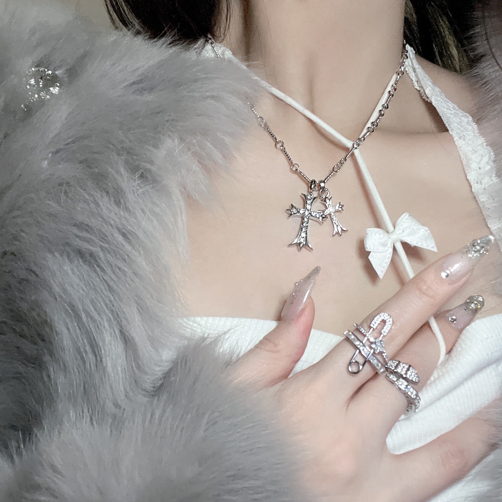 A light luxury and high-end feel, a paperclip full diamond zirconia open ring, a personalized, high-quality, and popular snake-shaped ring trend Application Scenario