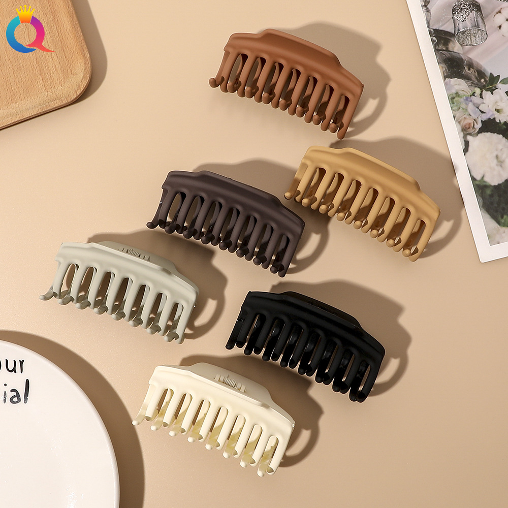 The new square head keel grab clip from Qiyue Korean Edition is a simple and fashionable hair clip for girls and a versatile shark clip for updo hair full figure