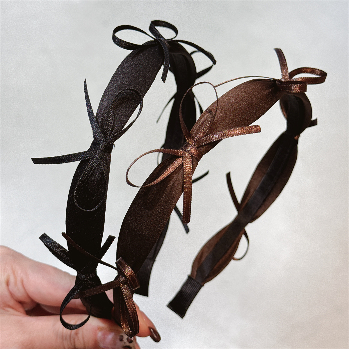French sweet bow headband for women's high-end feel 2024 new fashionable satin headband, stylish and elegant hair accessory details Picture