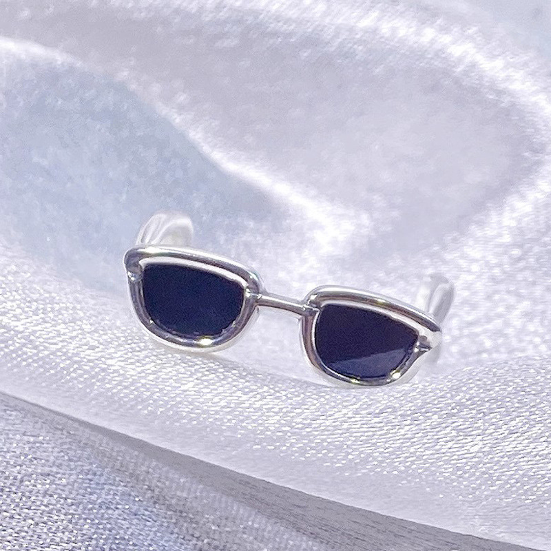 The ring is a niche design for women with a high-end feel. The sunglasses are a trendy and unique open-mouth ring that is exquisite, fashionable and versatile Application Scenario