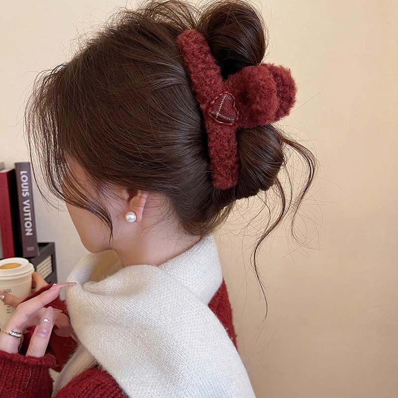 Red heart-shaped checkered lambskin grab clip Spring and summer shark clip hair clip for women's back of the head 2025 new style clip hair accessory details Picture