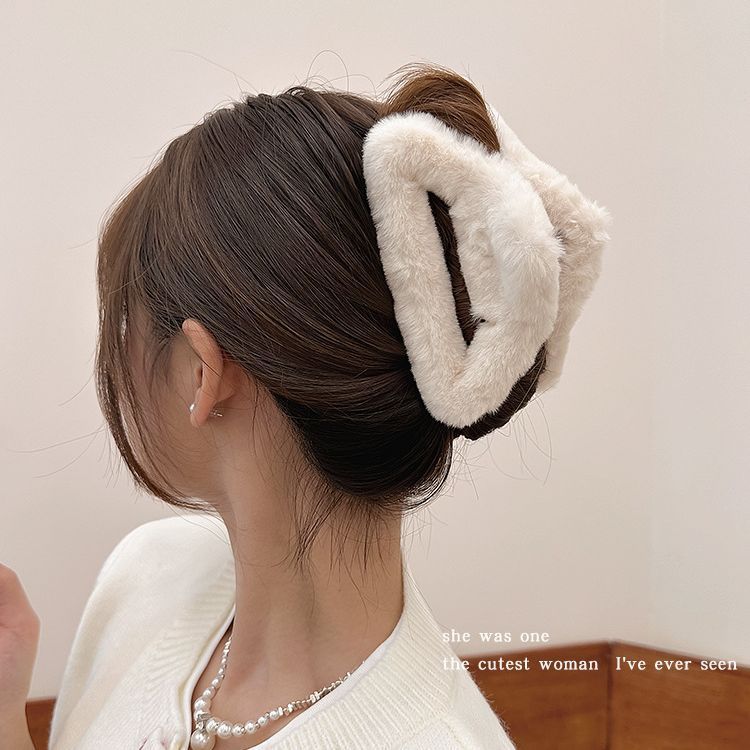Korean minimalist plush triangular hair clips and hair accessories, Maillard fur grab plate, high-end and exquisite hair clips Application Scenario