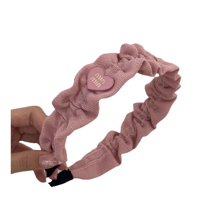 The peach-pink heart-shaped pleated hair band is a new high headband for spring and summer. It has a small fragrance style that makes the face look small and elegant Item Picture