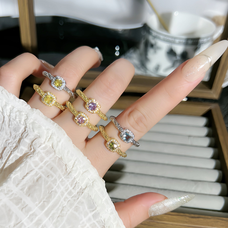 This sweet and cool, colorful, exquisite and niche design ring with a simple open design exudes a sense of sophistication for women and is a versatile and unique ring full figure