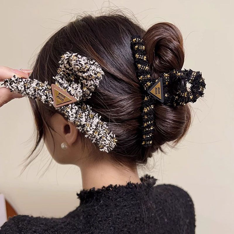 Exquisite small chanel-style woolen large updo shark clip at the back of the head, with a unique and elegant style. It is a French hair clip accessory for women Application Scenario