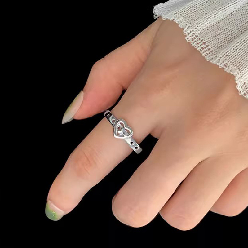 A niche design with a heart-shaped belt buckle ring, a fashionable and individual open index finger ring for women, and a trendy and simple ring that is popular on Instagram Specification drawing