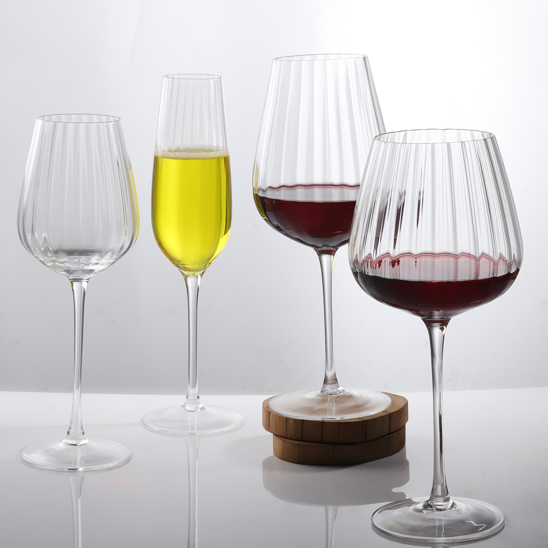 Nordic vertical striped red wine glasses, champagne glasses, creative striped crystal glasses, highball glasses, household crystal wine glasses full figure