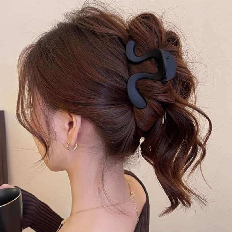 Korean geometric line grab clip, small half of the hair clip tied at the back of the head, small and high-end style, ins hair clip, high female head Specification drawing