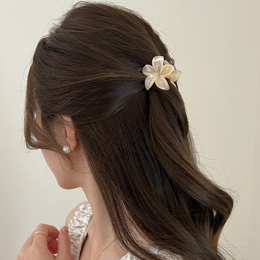 A sweet and refreshing light pink and green egg flower claw shark clip headpiece with a sweet and fresh bangs style, the same as that of celebrities Specification drawing