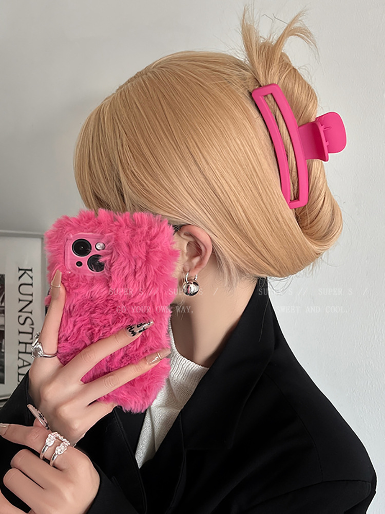 The super white pitaya color grab clip has a niche design sense. It's an Instagram large shark clip and a hairpin at the back of the head Application Scenario