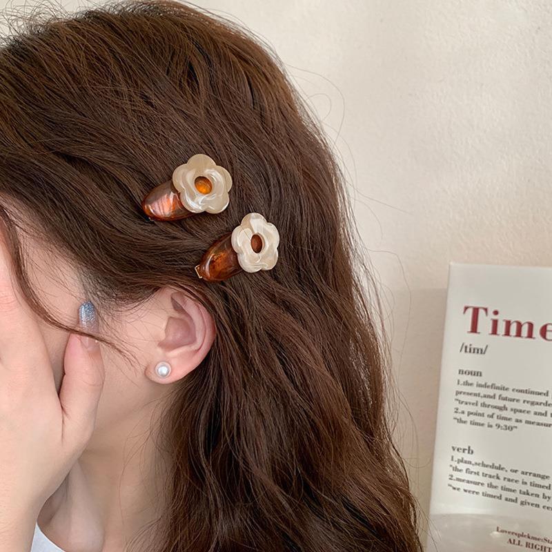 Simple and elegant, with cute flowers on the side, small bangs hairpin, a new 2023 side clip bb clip headwear for female Internet celebrities full figure