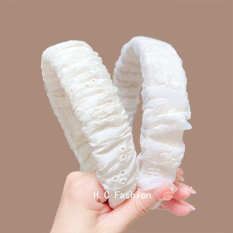 French lace embroidered pleated hairband, a popular high head top that makes the face look sweet and cute, versatile wide-brimmed headband, a facial cleansing hairpin Application Scenario