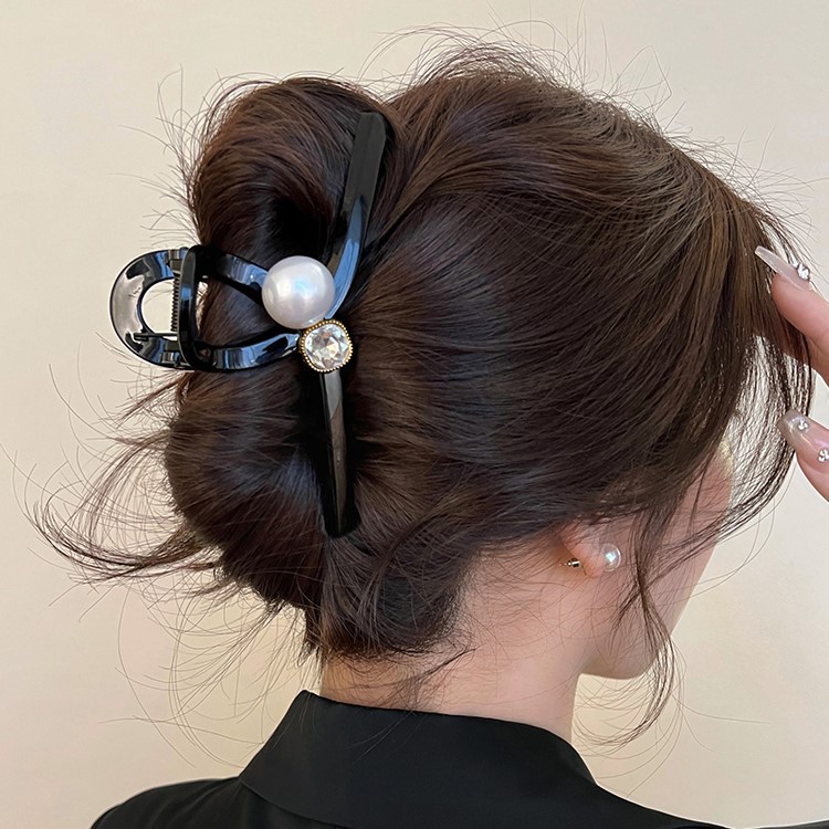 Shiny black pearl hair clips for women, large hair volume, ins high-end style, water diamond hair clips for women, shark clips at the back of the head Application Scenario