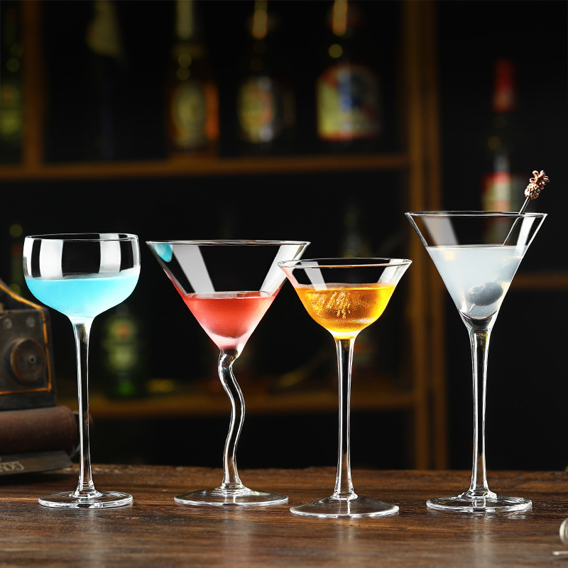 Household high-end cocktail glass sets, commercial personalized Martini tall glasses wholesale, high-end glass champagne glasses Application Scenario