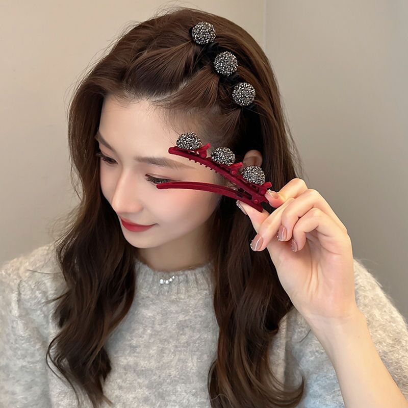 Red flocked hair clips for spring and summer, a niche water diamond side hair accessory, a high-end style, and a small chanel-style braided bangs clip Specification drawing