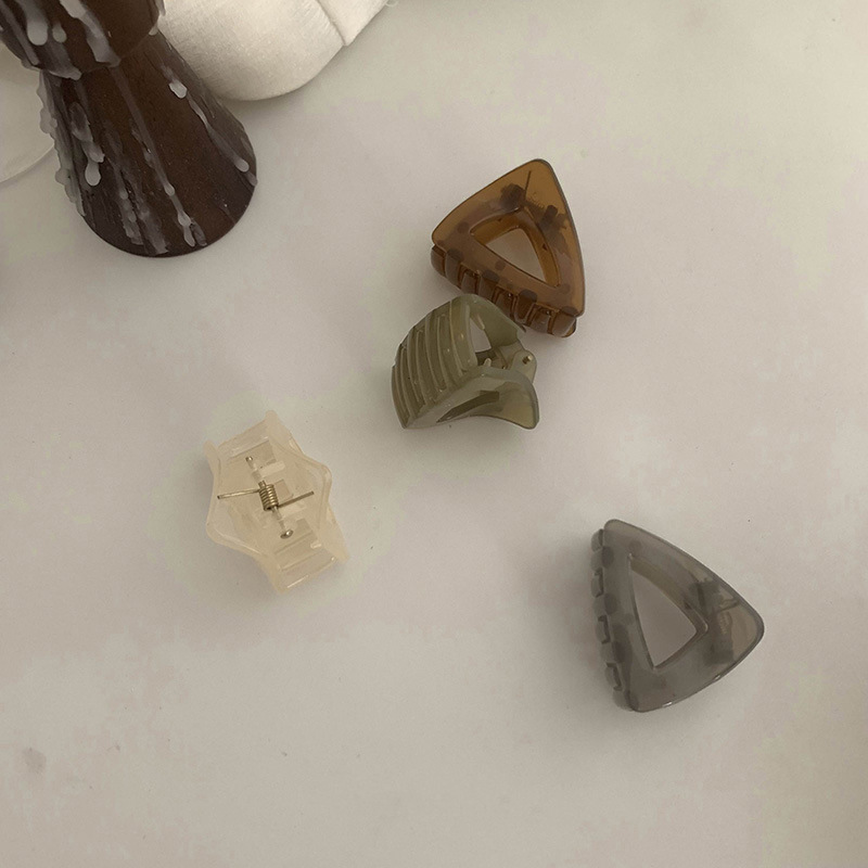 The 2025 new triangular coffee-colored small hairpin is a must-have for fixing girls' ponytails, a hairpin at the back of the head, and a hair accessory Application Scenario