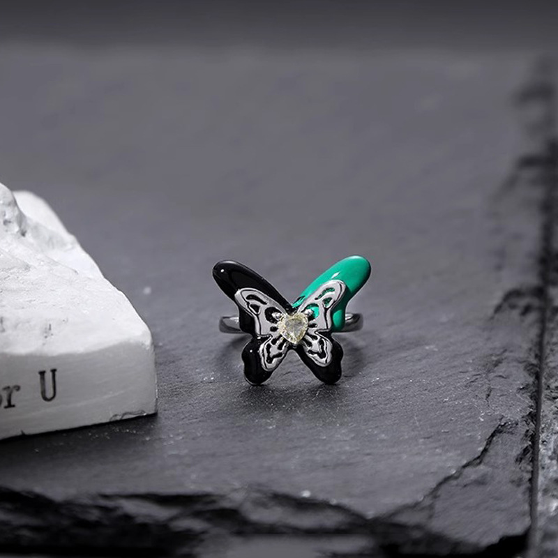 This unique color-blocking, oil-dripping, hollowed-out butterfly ring features a niche design with a cold and elegant style and a fashionable open index finger ring Application Scenario