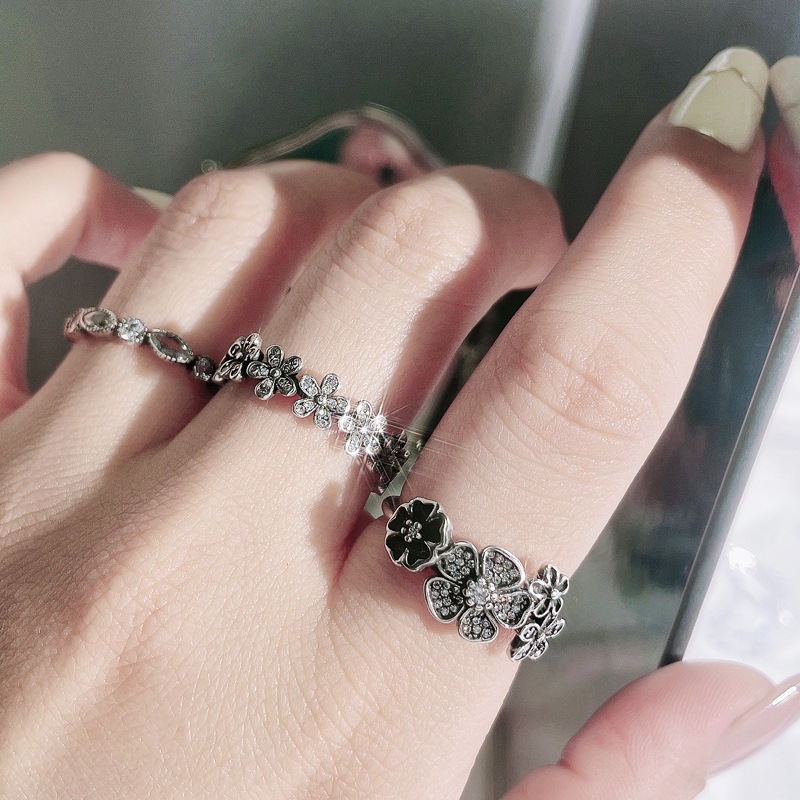 A retro and aged Japanese and Korean flower diamond-encrusted open-mouth ring for women, a trendy and fashionable, versatile, and niche design ring on Instagram Application Scenario