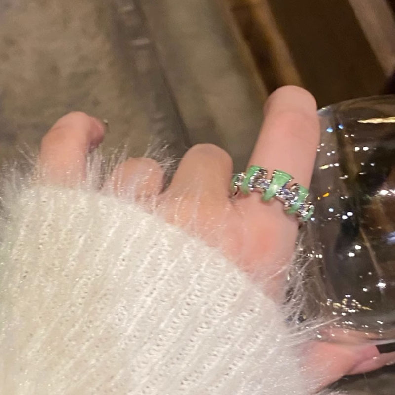The oil-drop enamel open ring is a unique index finger ring with a cold and aloof style for women. It features a niche and light luxury design, exuding a sense of high-end fashion Application Scenario