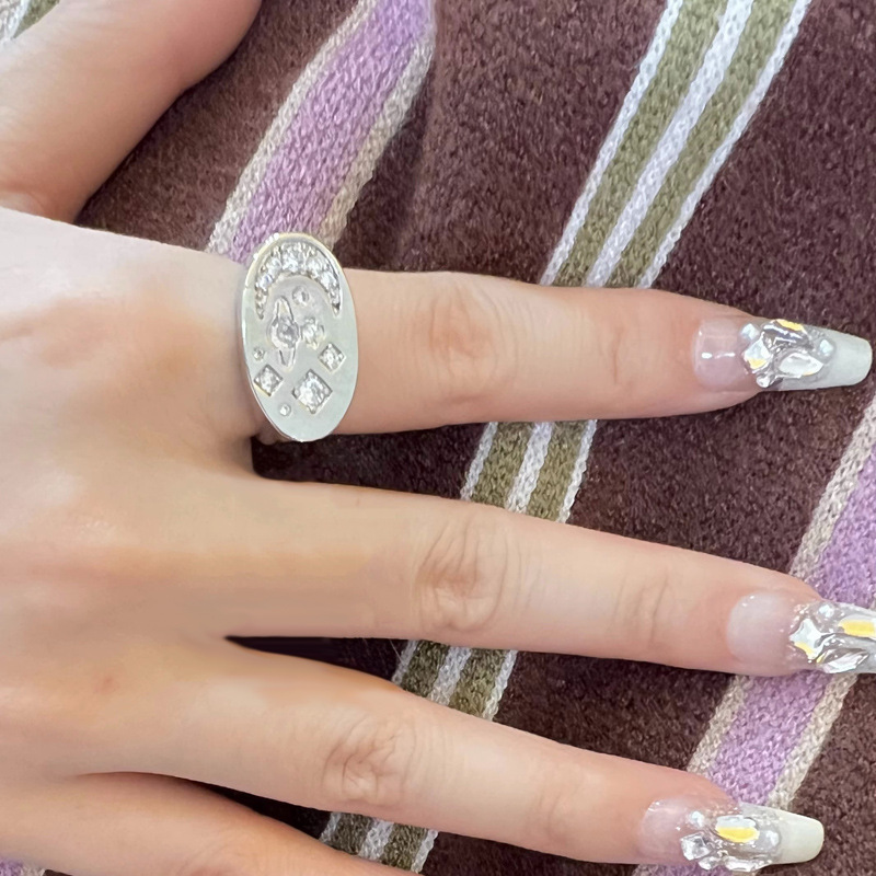 A cool and individualistic open-mouth ring with an inS-style hip-hop and niche design from Europe and America. A ring with a cold Saturn planet style that drips oil details Picture