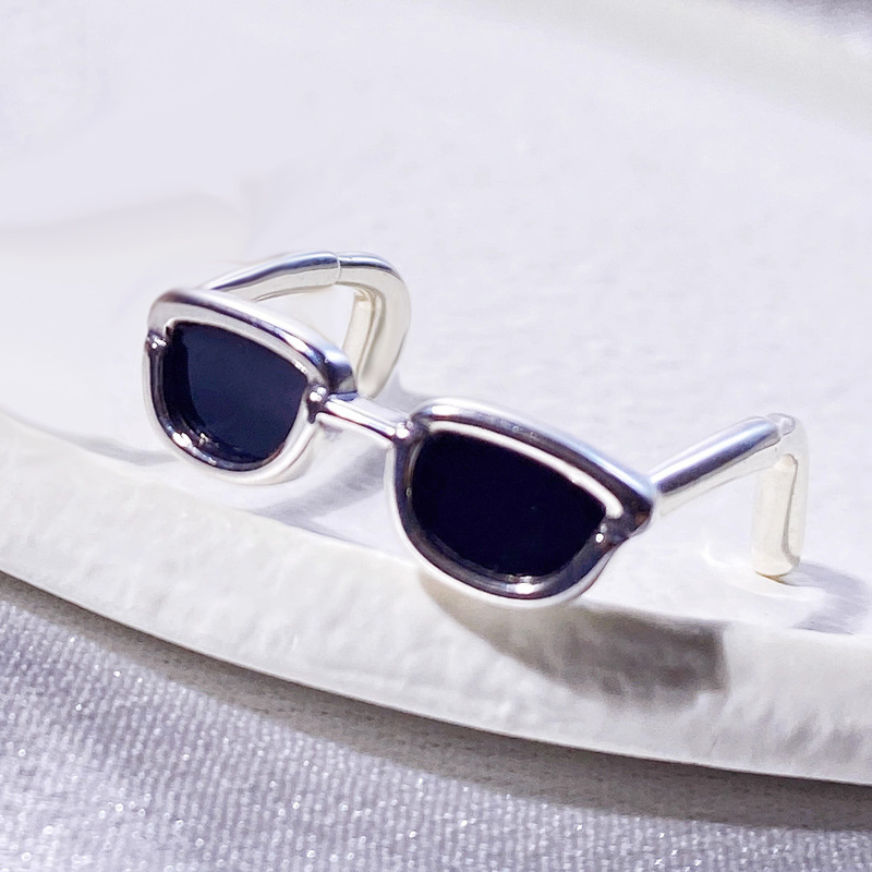 The ring is a niche design for women with a high-end feel. The sunglasses are a trendy and unique open-mouth ring that is exquisite, fashionable and versatile Specification drawing