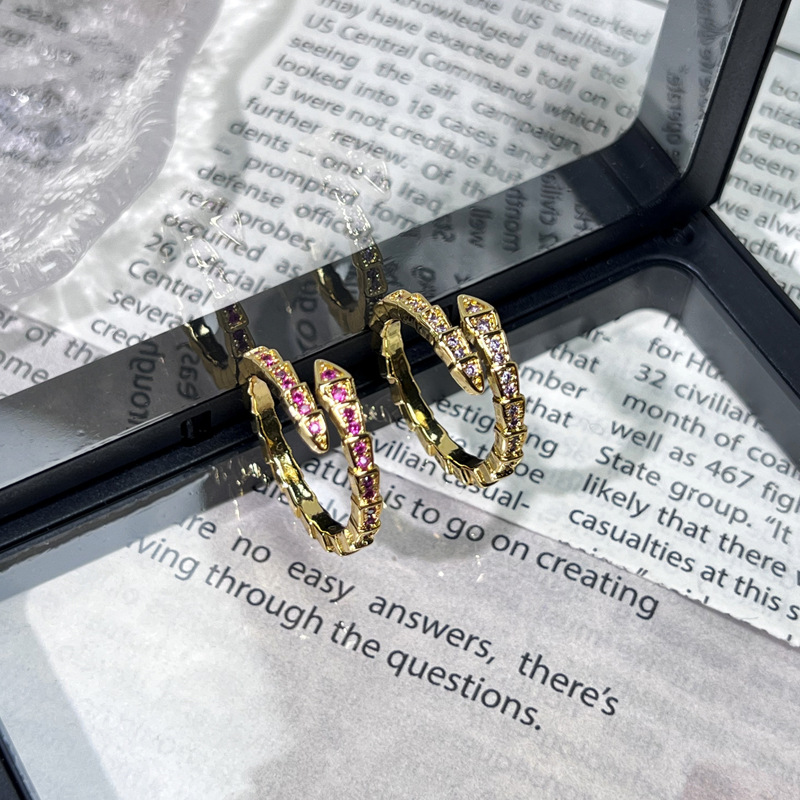 A new personalized gold snake-shaped purple-red diamond open ring for women's Instagram, with a cold and elegant style, fashionable and niche index finger ring details Picture