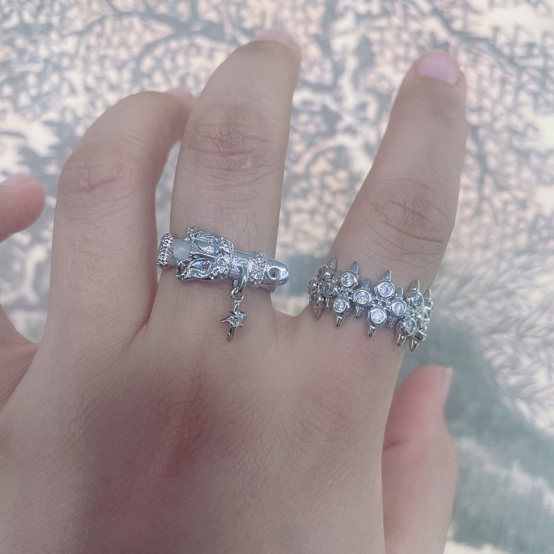 French-style gentle layering with an open-top ring, a cold and elegant style for women, with an irregular star-tipped tassel ring full figure