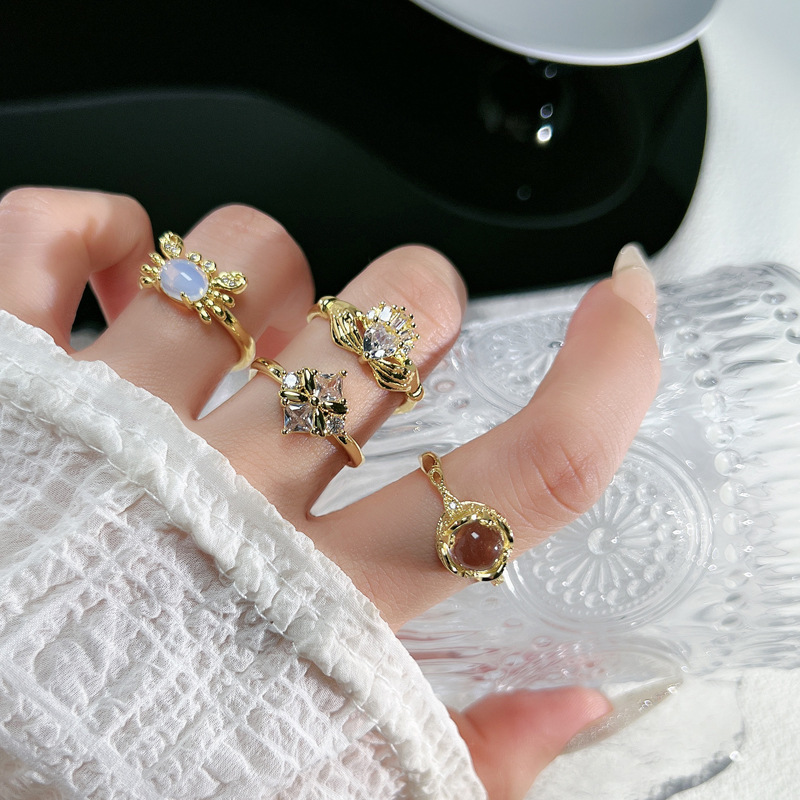 A new cross-border bestseller, a light luxury ring with a crown, a women's lace egg noodle, a niche and fun, versatile crab ring trend full figure