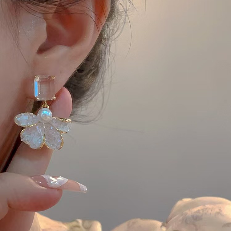 Gradient crystal flower earrings, a trendy and niche design for women, exude a sense of sophistication and exude the charm of Internet celebrities. Earrings and earrings Specification drawing