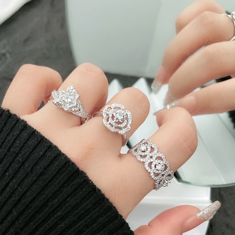 A full-diamond high-end ring, a women's flower four-leaf clover, with a cold style and adjustable opening, is a light luxury ring with a touch of elegance details Picture