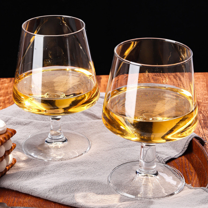 Short-stemmed brandy glass, thickened household glass, foreign wine glass, red wine glass, wine glass, cinched whisky glass Application Scenario