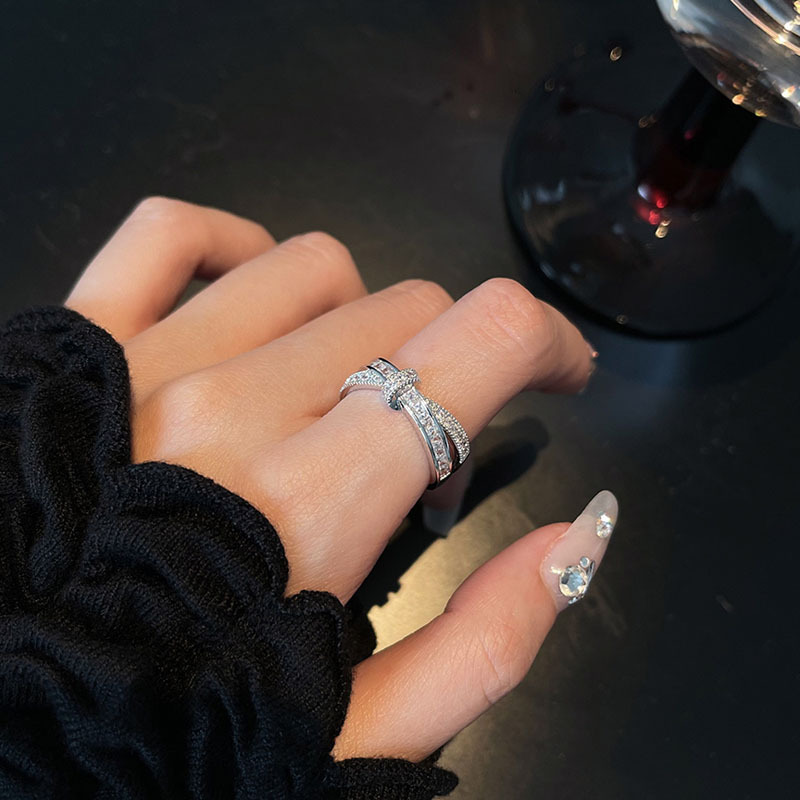 A unique and simple cross-diamond open-mouth ring for women, with a cold style and exquisite zircon food ring trend on Instagram Application Scenario