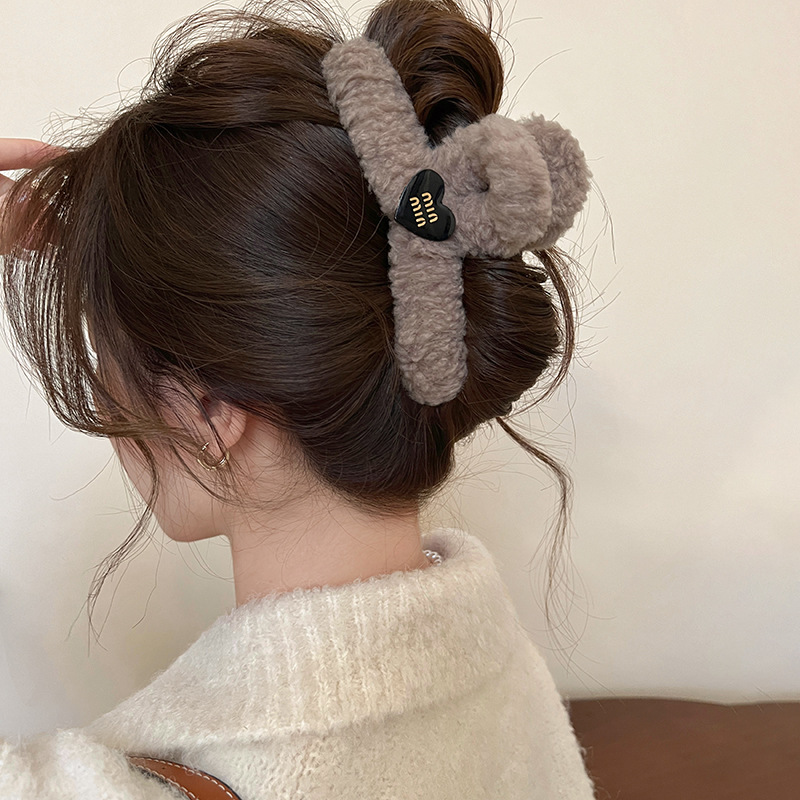 Heart-shaped plush grab clip, large hair clip for women, 2025 new style, high-end and elegant shark clip, winter hair accessory Application Scenario