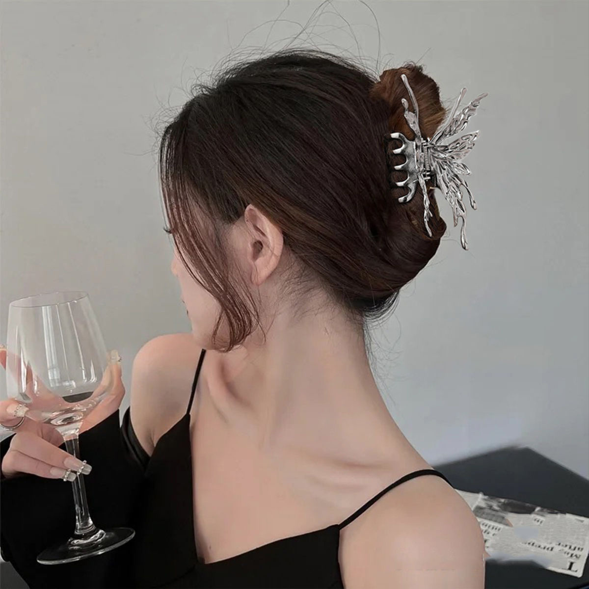 Liquid metal butterfly hairpin with a cold and cool design sense, a niche hairpin on the back of a woman's head, and a high-end shark hairpin headwear details Picture