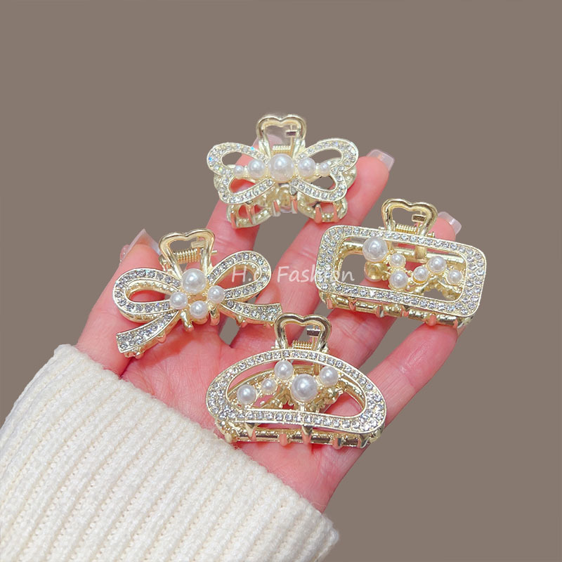 New French bangs claw clip, exquisite small pearl hair clip, high-end and niche semi-tied hair shark clip accessory full figure