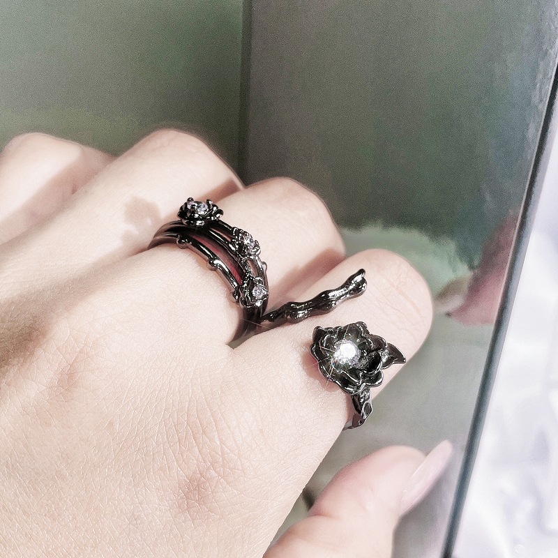 This dark and irregular flower ring with a niche design sense exudes a feminine, light luxury and high-end vibe. It's a trendy and cool ring with thorns and roses details Picture