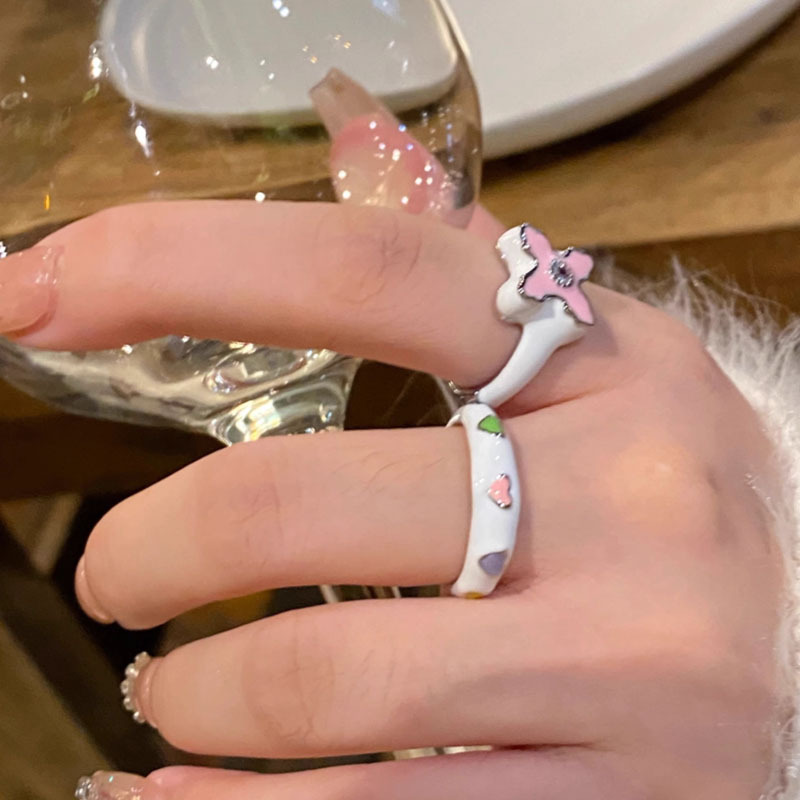 The white enamel drop glaze ring is a niche design for women. It features a unique cartoon creativity and is a cute couple's open-mouthed index finger ring Application Scenario