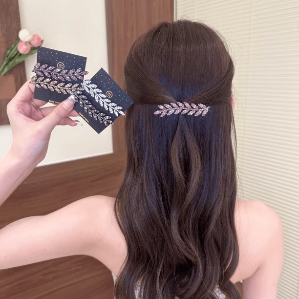The sparkling diamond wheat ear hair clip is a versatile, fashionable and high-end accessory for women. It features a duckbeak clip, a headpiece, a hair accessory and a forehead hairpin details Picture