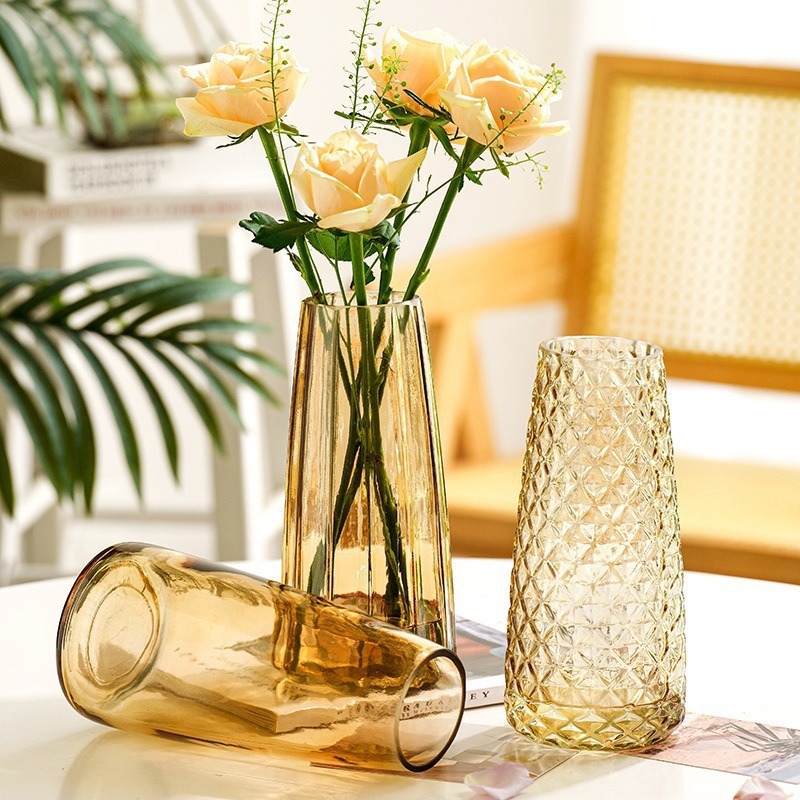 Modern, simple, transparent, colored rhombic vertical bar glass vase with high appearance level, living room and bedroom fresh and dried flower vase Application Scenario