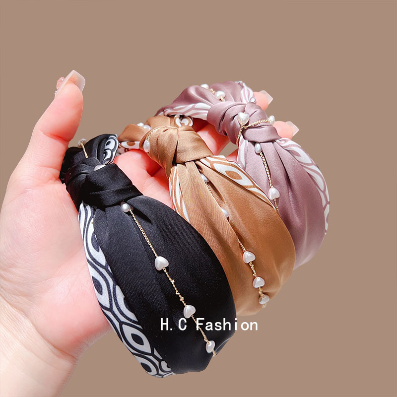 French pearl headband for women, wide-brimmed high top hairpin headband, pressure headband, ladylike headband hair accessory Application Scenario