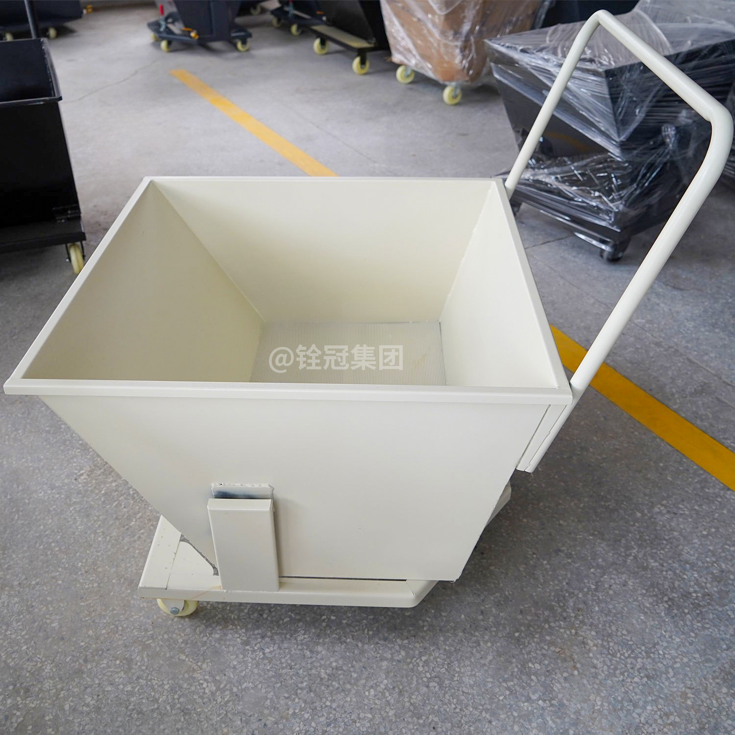 Quanguan's various types of CNC machine tool chip collection vehicles, dry and wet types, waste chip transportation trolleys, chip conveyors, and hopper vehicles details Picture