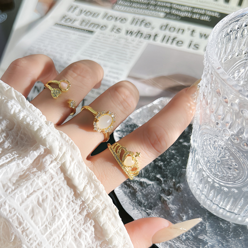 A niche, high-end, light luxury, individual crown cat's eye open ring, feminine charm, Hong Kong style, versatile, layering ring trend full figure