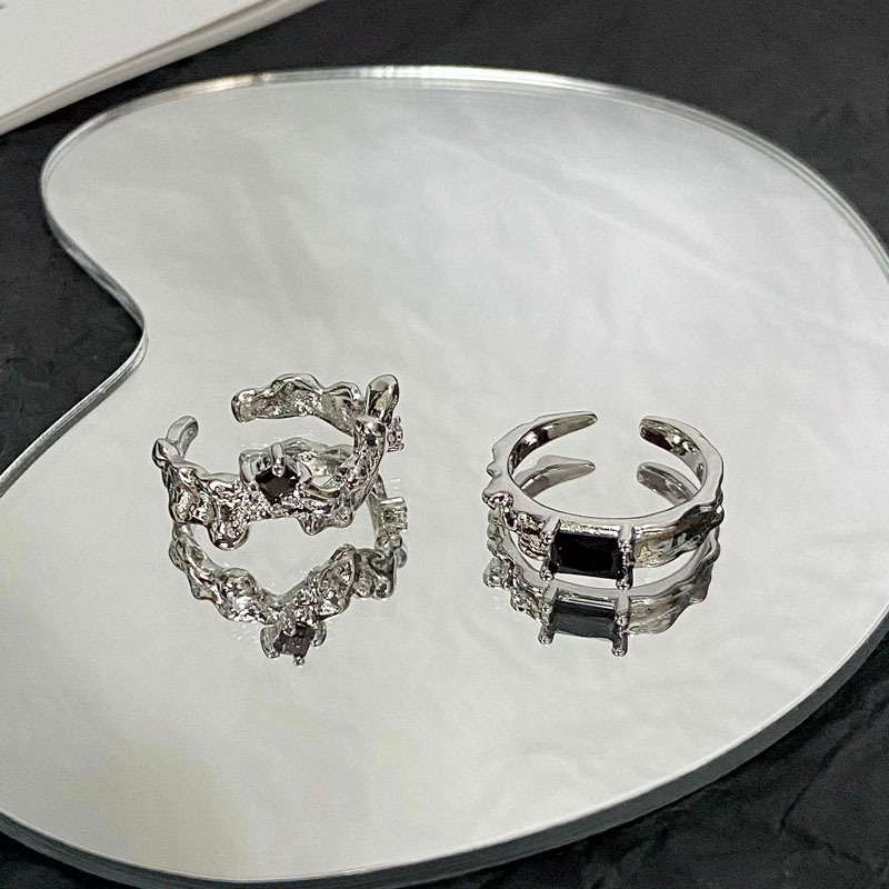 This versatile, irregular-textured zircon niche design ring is a cool and stylish, individualistic open-mouthed index finger ring Application Scenario