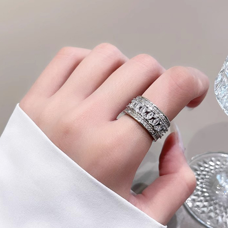 A niche and high-end cross-shaped zircon open ring, a cold and aloof style zircon full diamond light luxury and exquisite individual index finger ring Specification drawing
